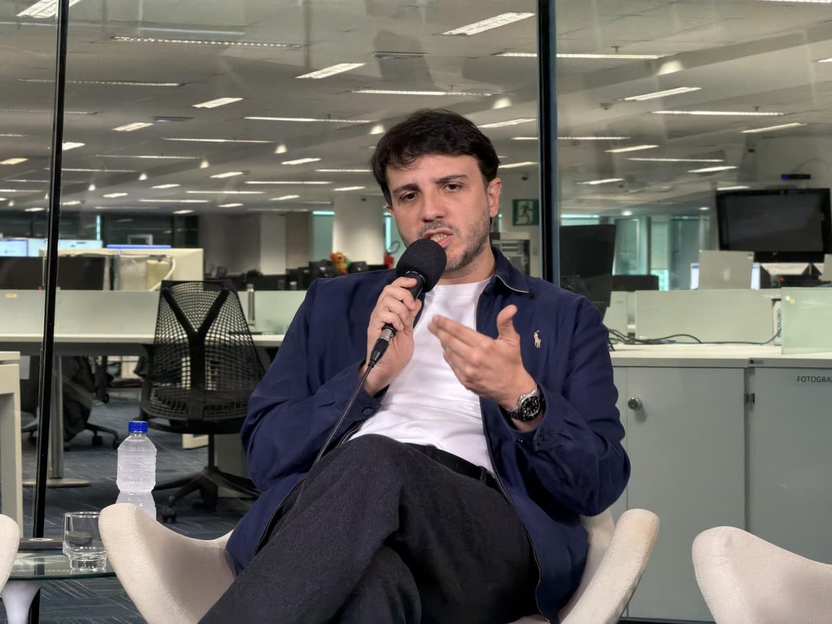 Renan Santos defende 44 horas na sabatina da Globo de 2026