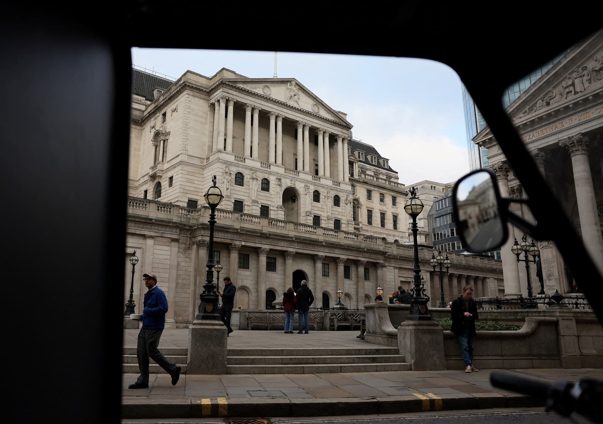 Banco da Inglaterra mantém juros e vê inflação acima de 4%