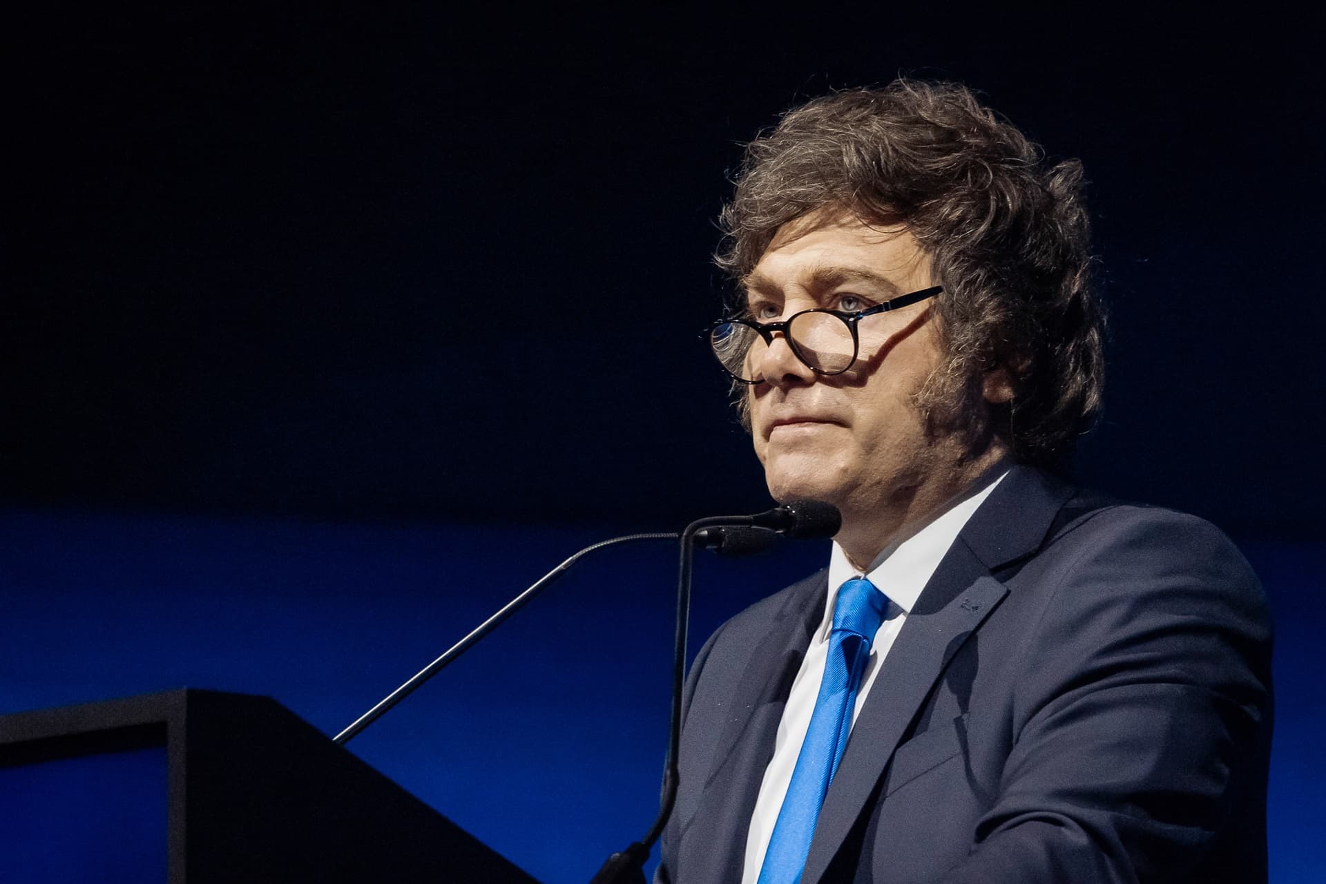 Milei enfrenta PIB em queda um ano antes da eleição