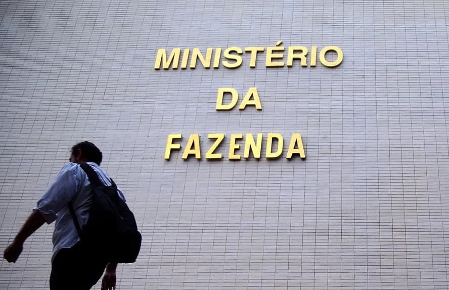 Endividamento das famílias: Fazenda omite custo do crédito