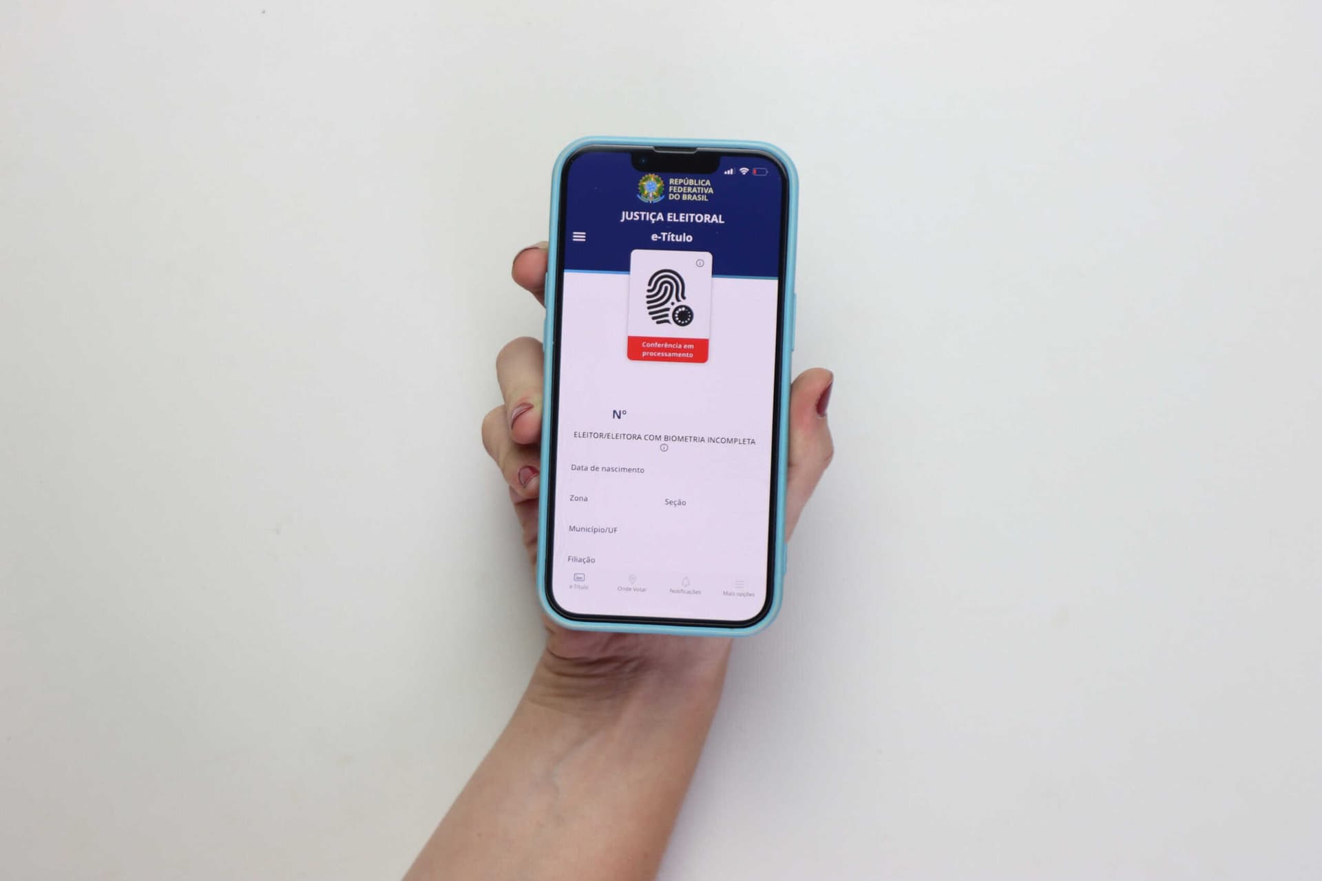 e-Título exige foto para votar; celular fica fora da cabine