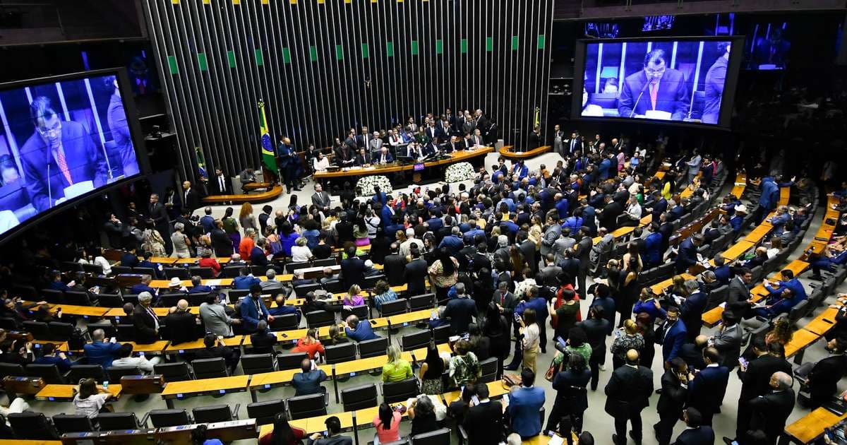Candidatos religiosos não se elegem; fé segue na política