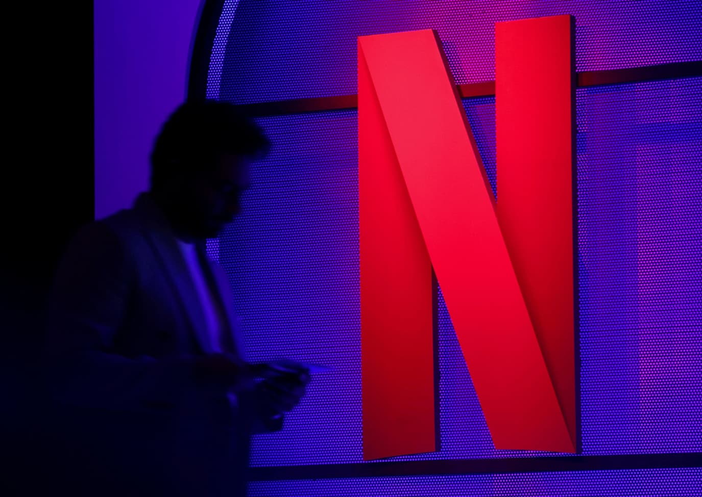 Ações da Netflix caem com desaceleração e projeções fracas