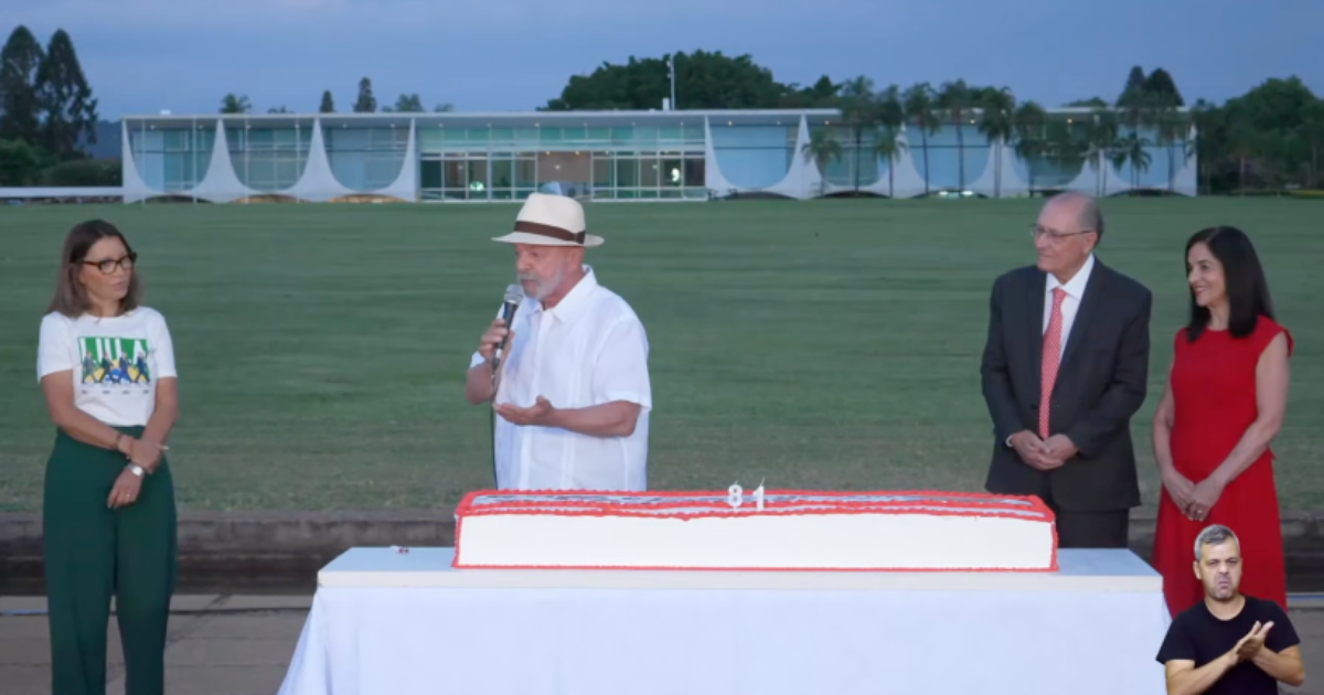 Viagem de Flávio aos EUA vira disputa política com Lula
