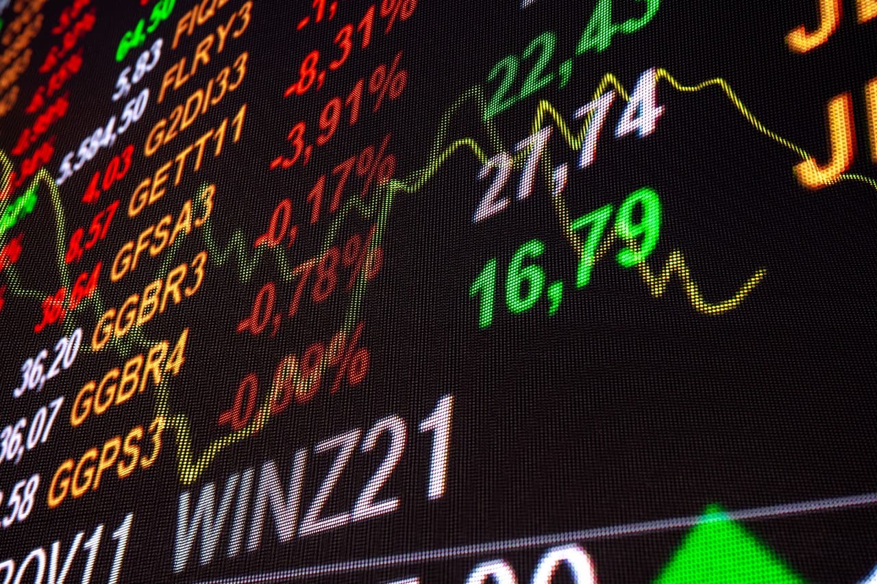 Ibovespa sobe 0,46% e pesquisa eleitoral põe Lula à frente