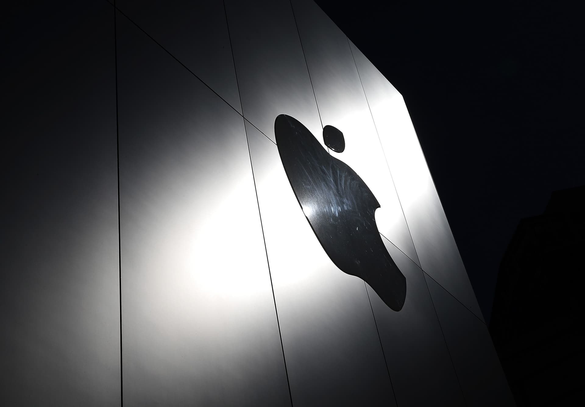 Apple ganha espaço como aposta defensiva na corrida da IA