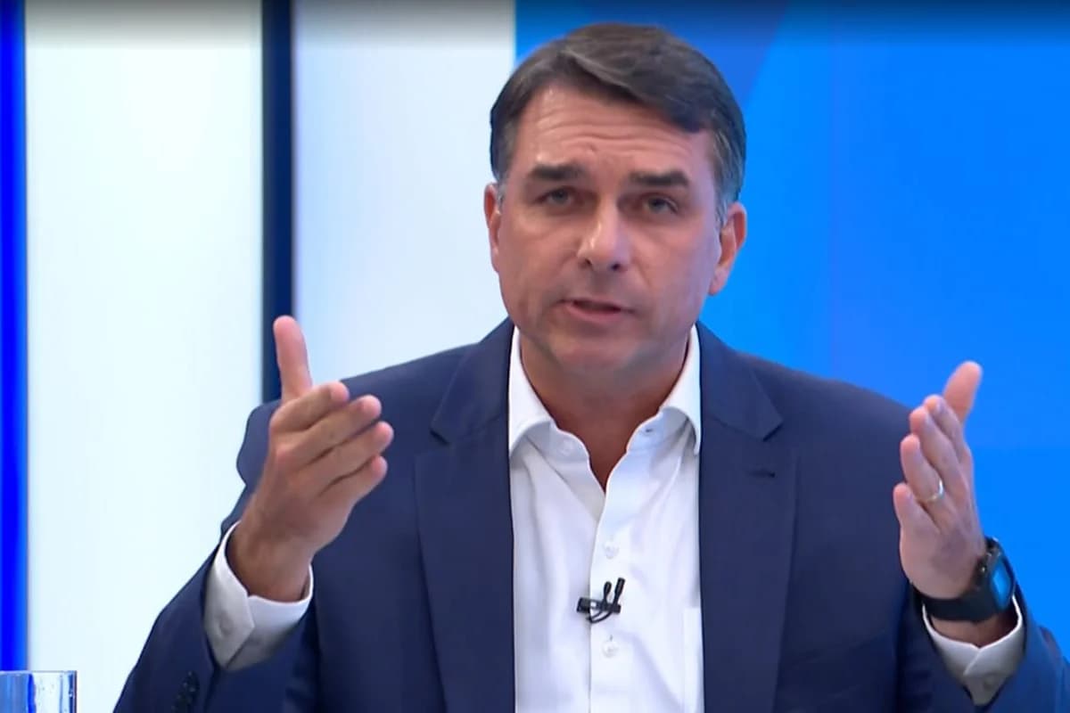 TSE suspende peça de Flávio e exige identificação do vice