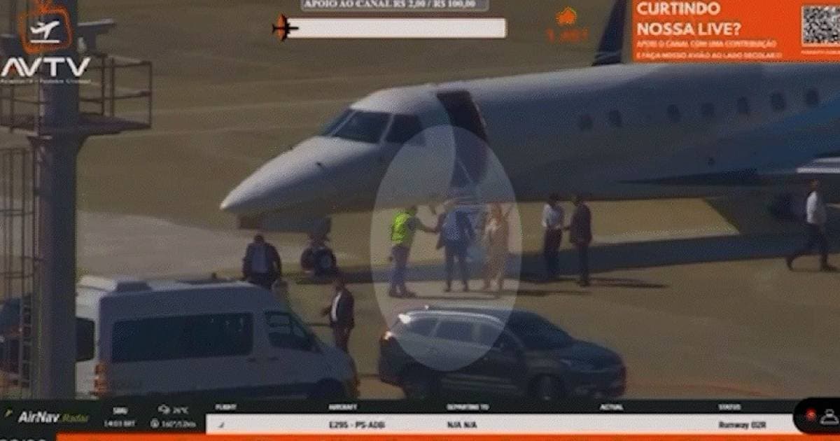 Moraes é filmado ao desembarcar de avião ligado a Vorcaro