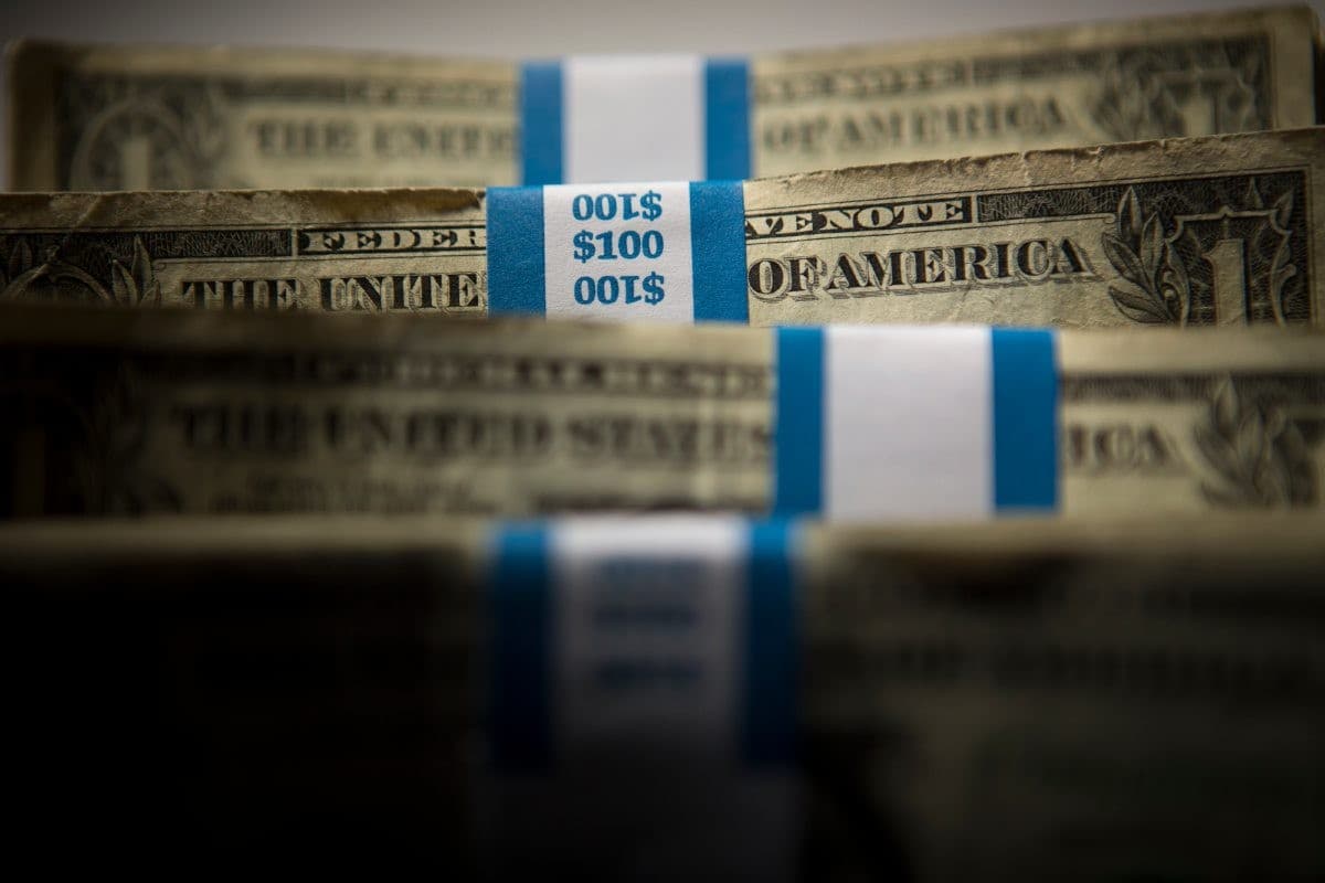 Dólar sobe apesar de sinais positivos e incerteza fiscal