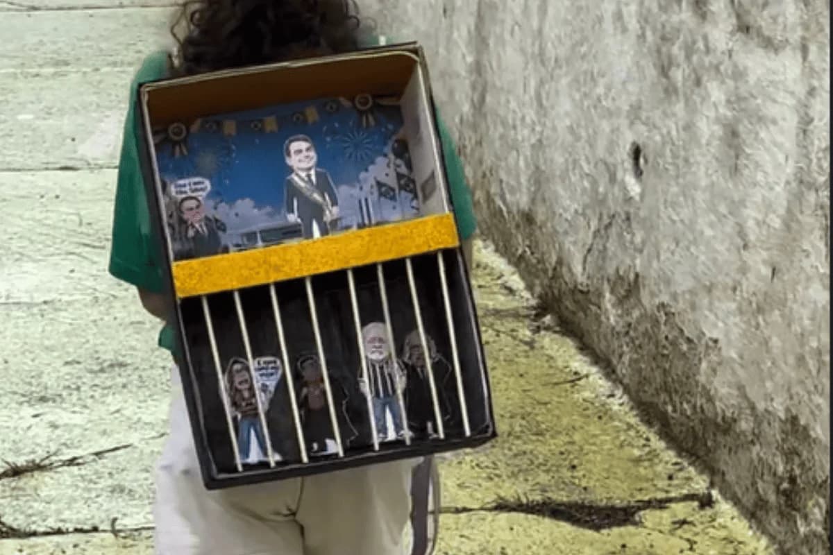 Mochila infantil retrata Flávio presidente e rivais presos