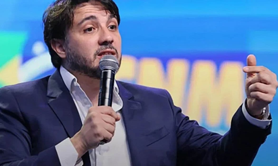 Renan Santos reutiliza áudio de jornalista após notificação