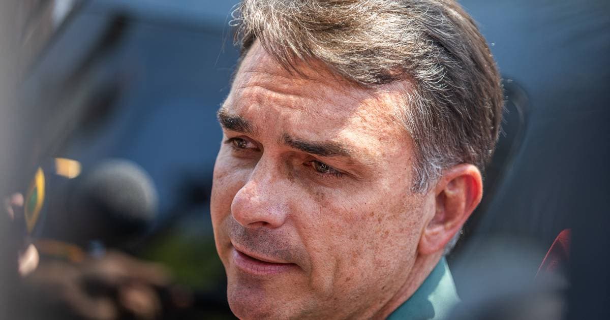 Flávio Bolsonaro: Argentina nega entrada e plano de voo