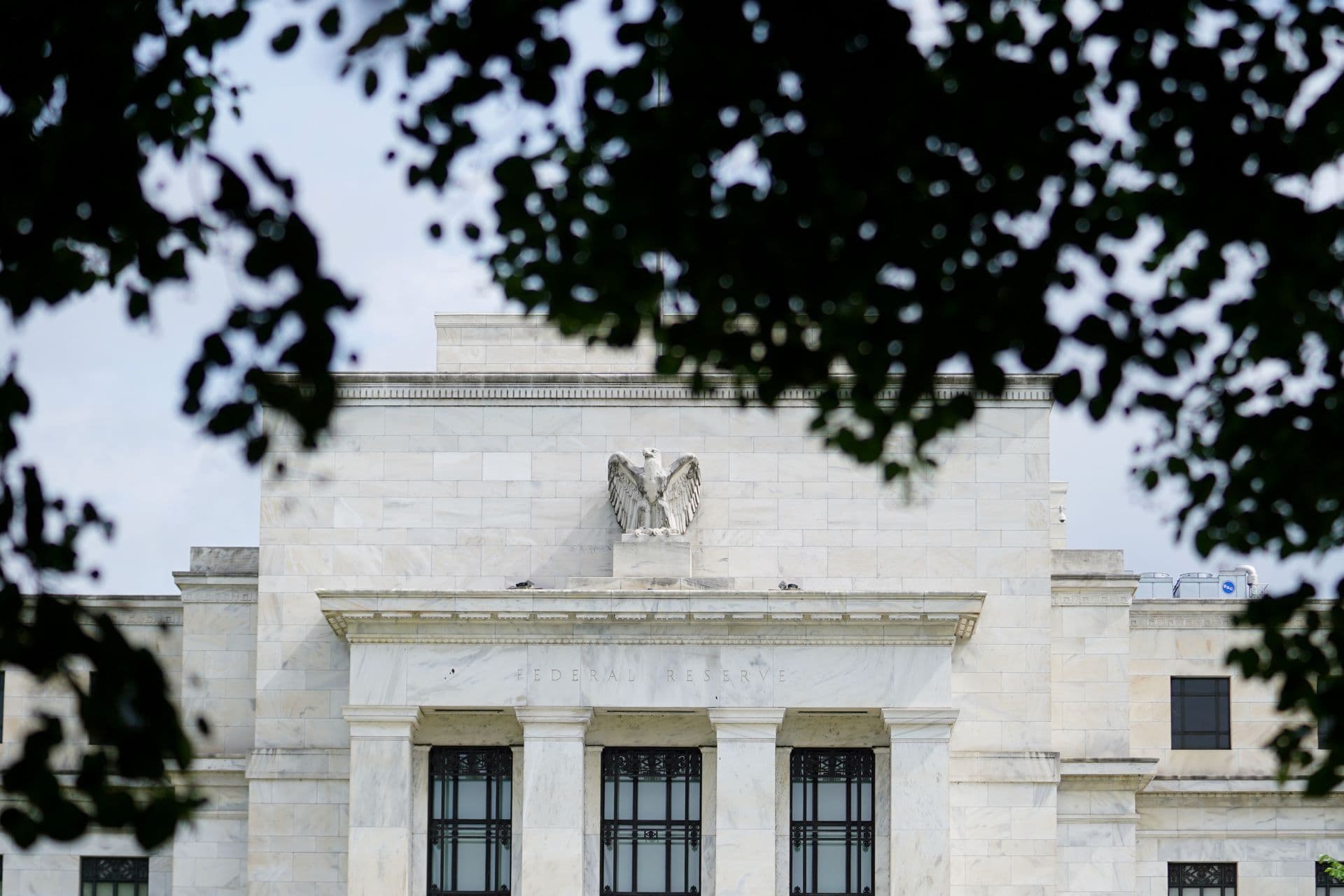 Fed mantém juros e deixa aberta a porta para novas altas