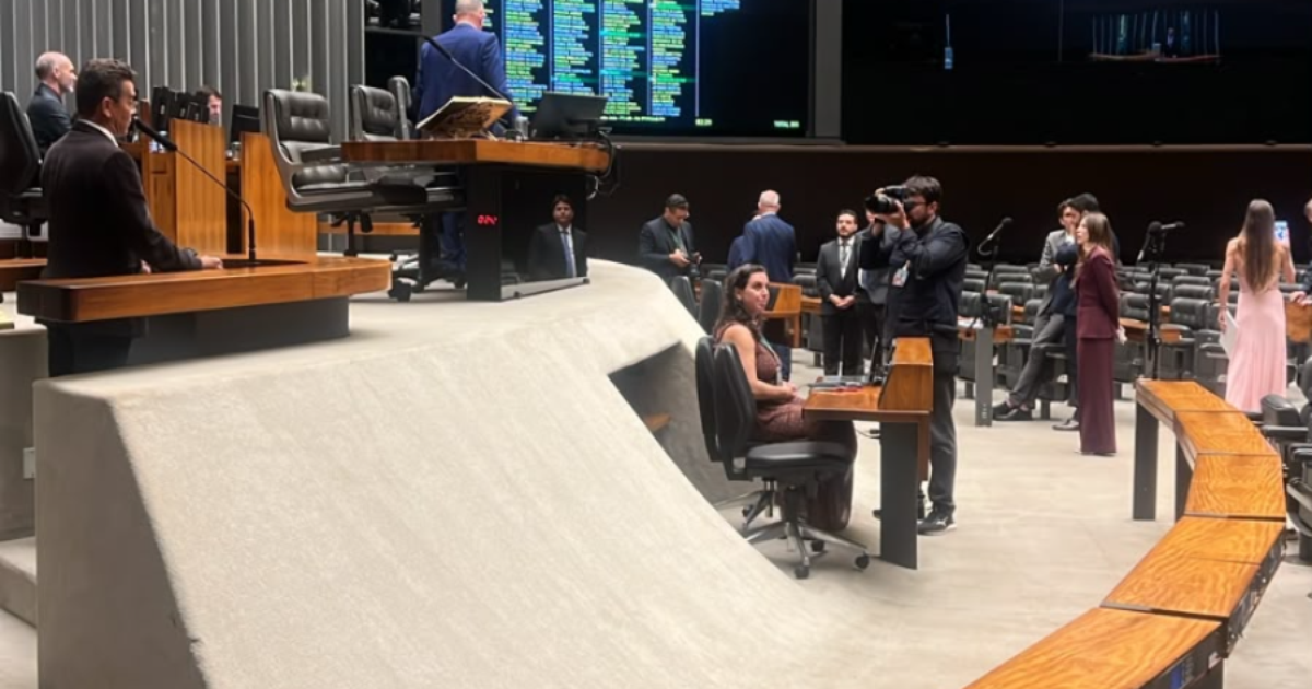 Flávio Bolsonaro viaja aos EUA sob debate sobre passaporte