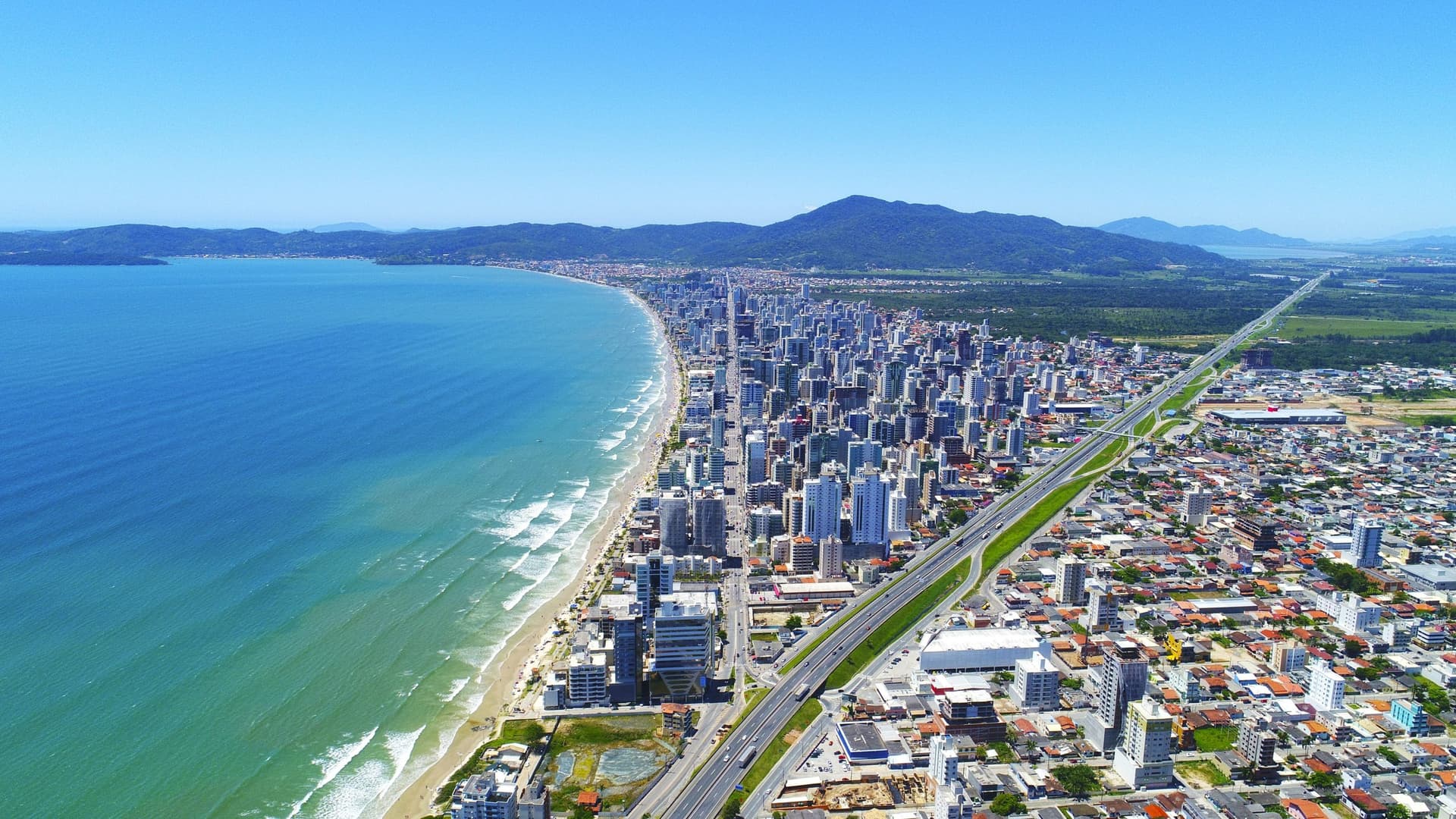 Turismo internacional bate recorde de US$ 8,3 bilhões em 2026